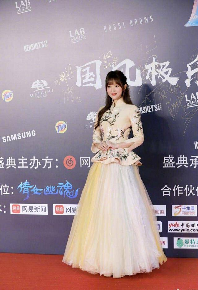 金莎太有"料"了!中国风汉服被撑得好满,美得高调