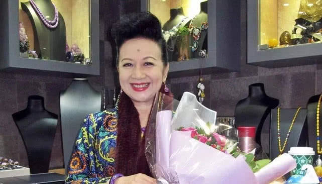她是香港tvb老戏骨,曾被遭丈夫抛弃差点自杀,如今成为亿万富婆_薛家燕