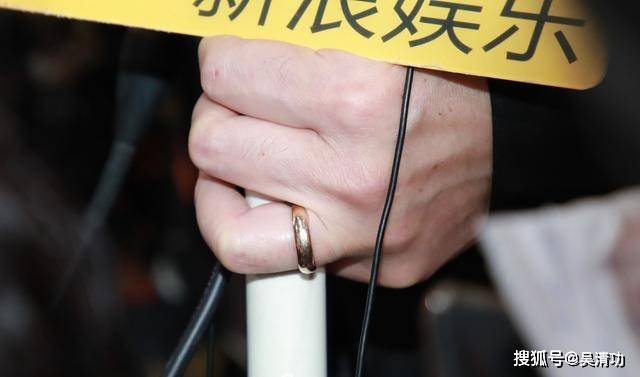 许志安戴婚戒复出，不停感谢郑秀文，自认与黄