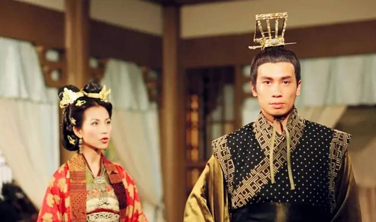 他是tvb的鉴婊大师,后来成为港剧扛把子,原来陈豪还是宠妻狂魔