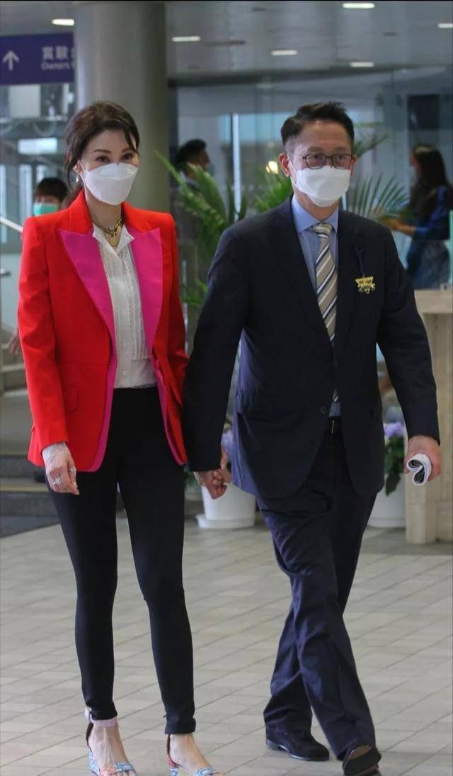 「娃娃」穿娃娃裙站C位好贵气,被父子俩牵手超宠溺,李嘉欣一家三口现身
