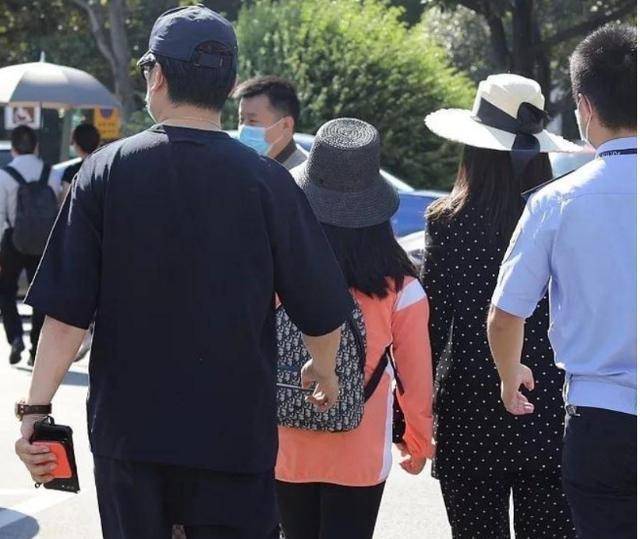 原创李湘女儿王诗龄又因背名牌包上热搜，“富养女儿”并不是指这样养