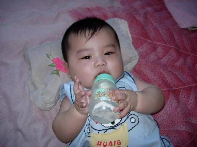 孩子|儿科医生：可能不是因为怕热，正确护理很重要孩子爱踢被子
