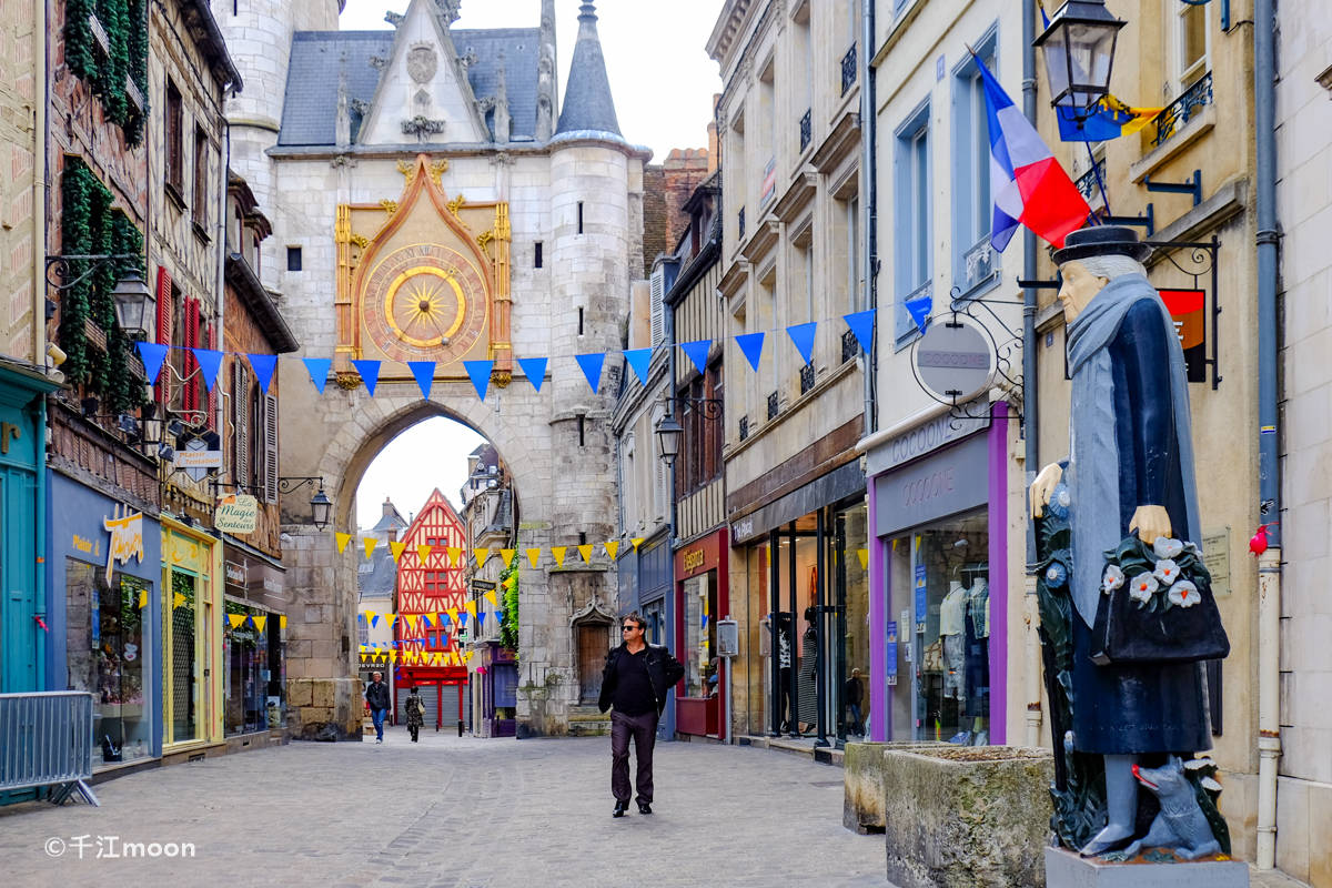 法国的这座古城，美轮美奂，时光停留了在中世纪！