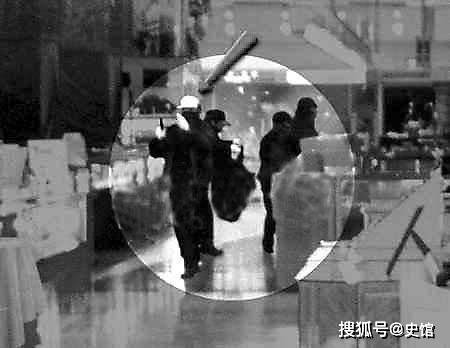 1999年悍匪张君抢劫武广，正遇晚报记者经过，冒