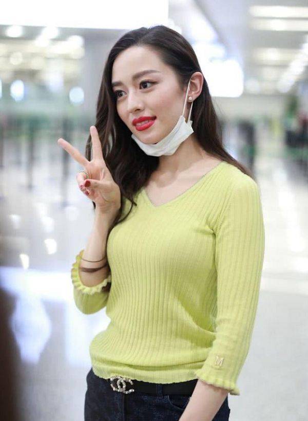 上帝吻了吉娜的腰,却给了她一双"腊肠腿",穿无痕裤后太真实了