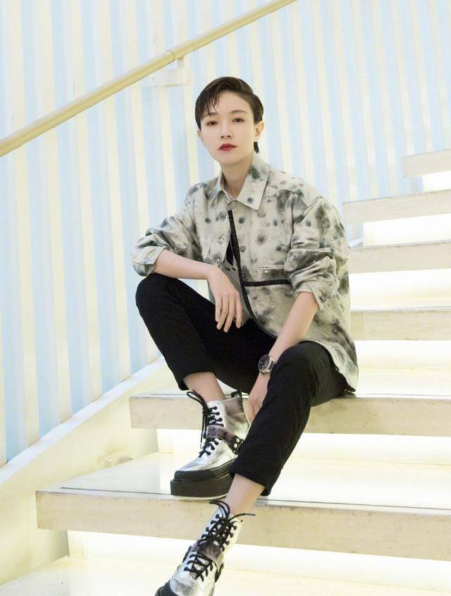 焦俊艳短发的穿搭好清爽,一身休闲装潮流又有范,衣品真不错