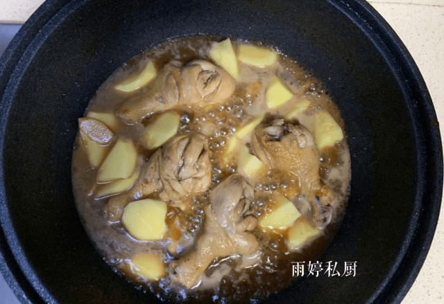 土豆烧鸡腿怎么做好吃又嫩 004196e53076480b857e9dd69622c06f.png