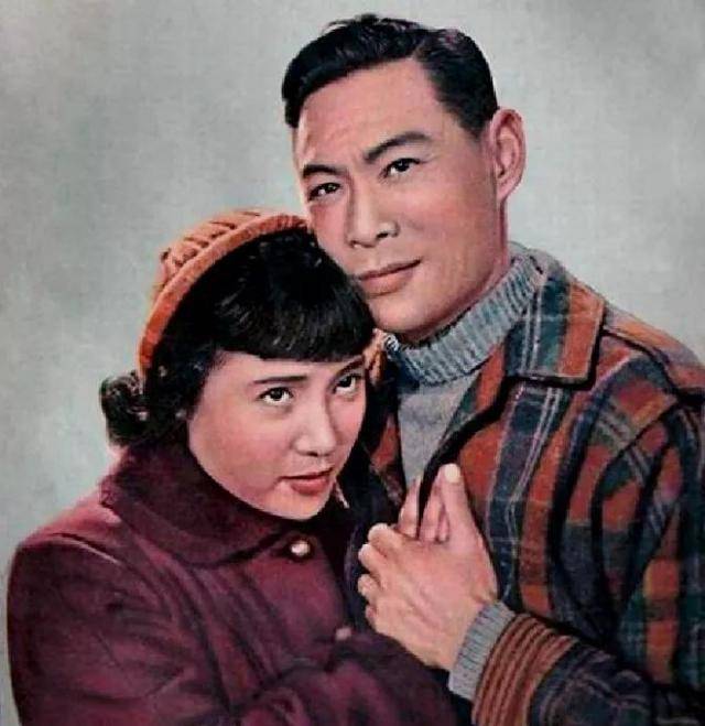 她17岁一婚，25岁嫁电影皇帝，儿子失常丈夫卧床，晚年和保姆生活