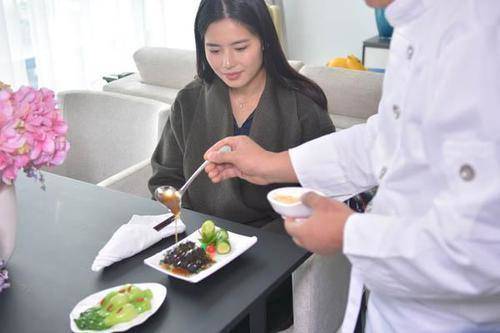 特征|大多有这些特征，快自查你中了没？生完孩子还能长高的女人