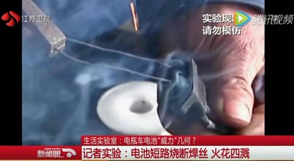 原创3岁女孩坐电动车被卷进卡车：莫让电瓶车成为孩子夺命车