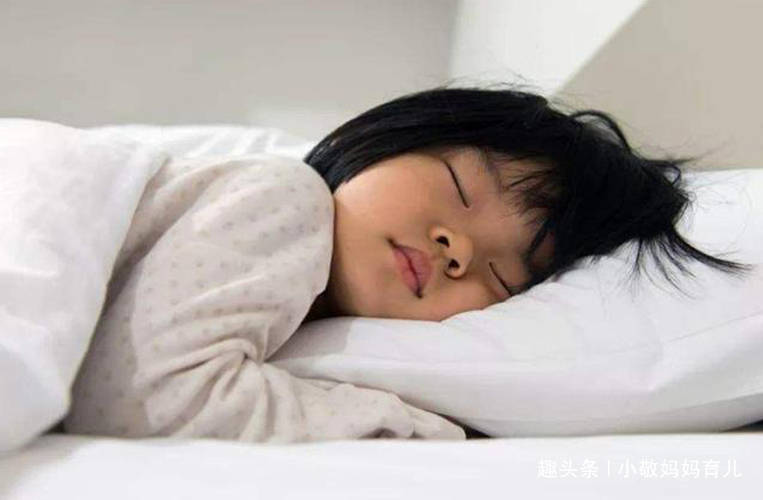 宝爸|醒来后发现宝宝身体“凉了”，惊得起身探宝宝鼻息宝爸陪娃午睡