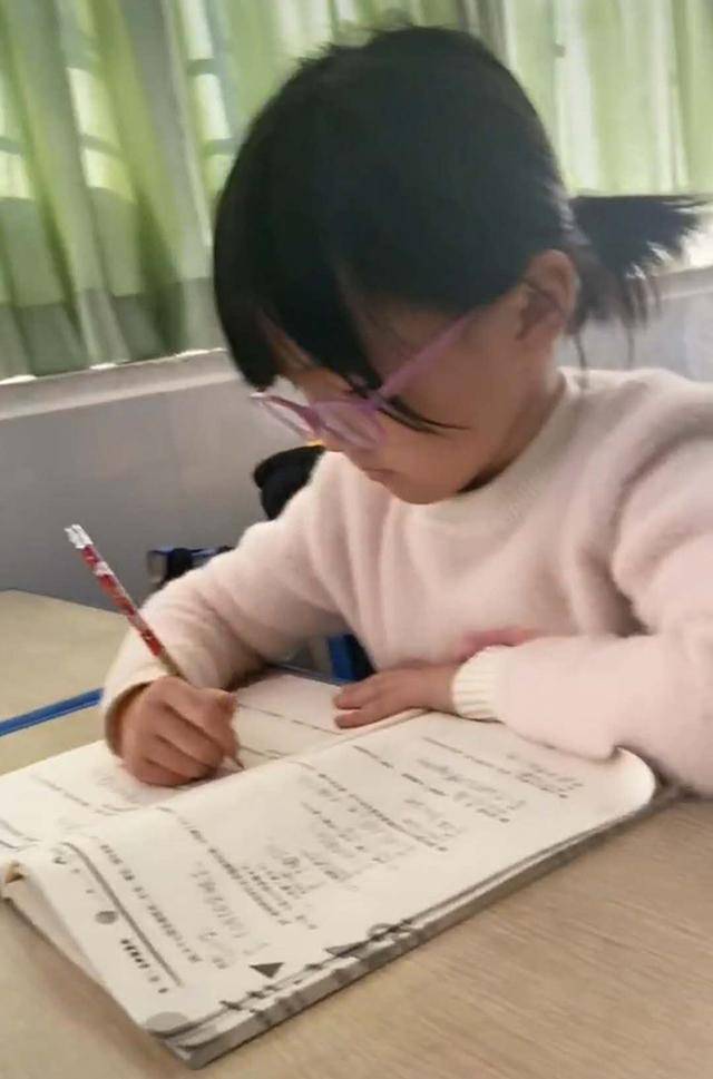 8岁女孩在班级午休时间学习，老师很欣慰，网友：二年级就这么拼真的好吗？