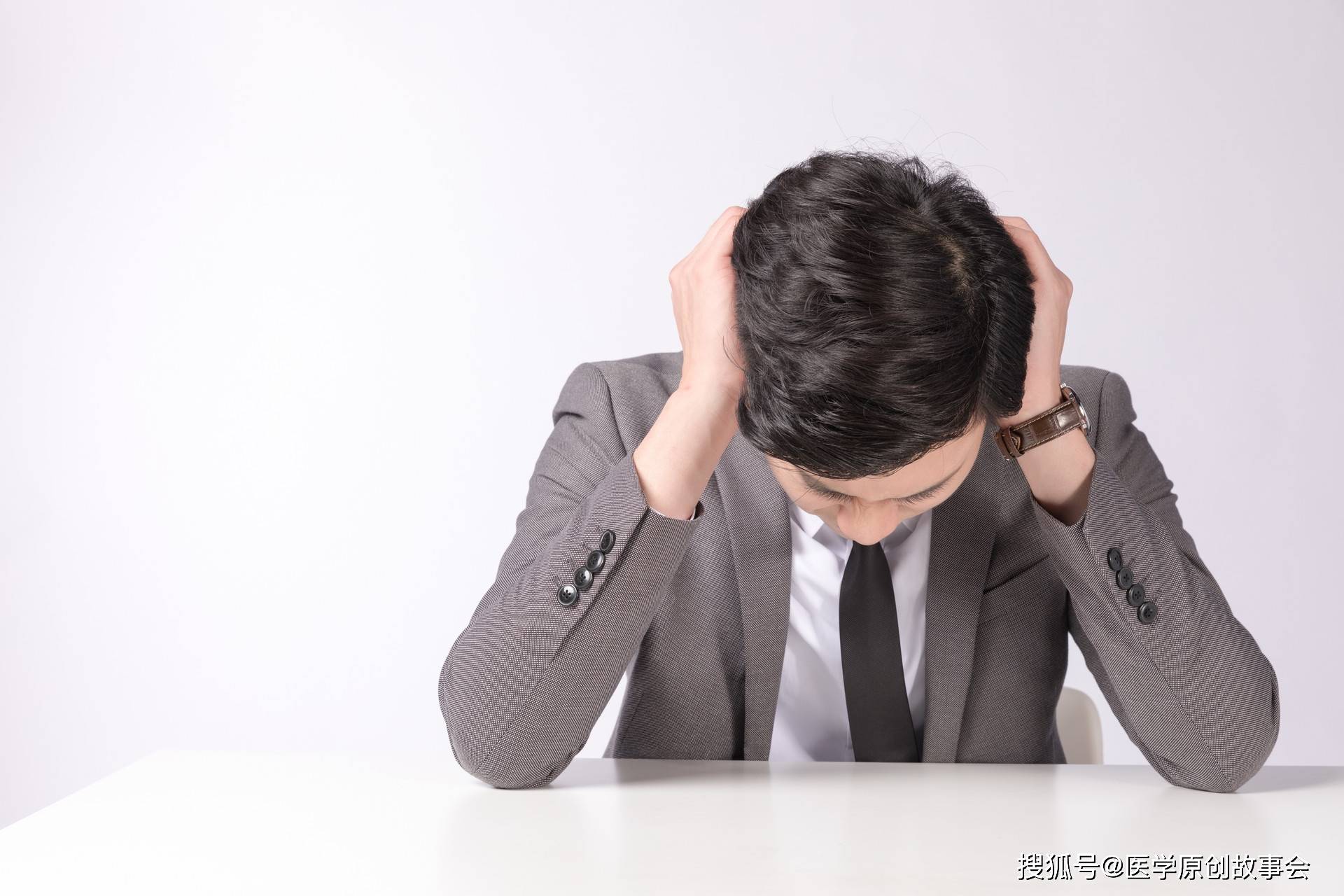 晚上睡觉时，若有这四种信号，可能是衰老的征兆，尽早去医院体检