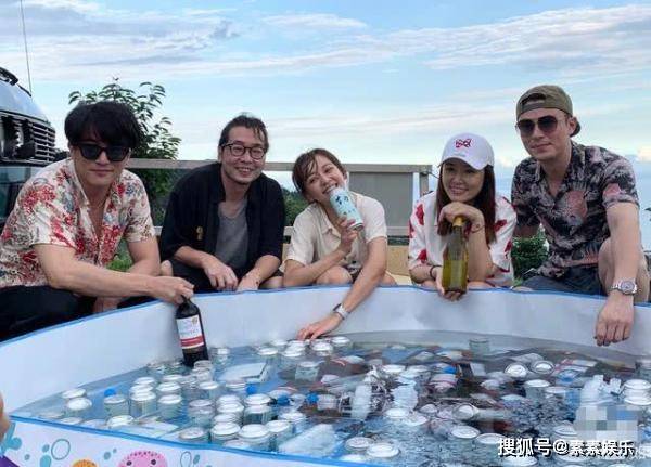 林心如一家三口出街：3岁小海豚扎双辫子超可爱