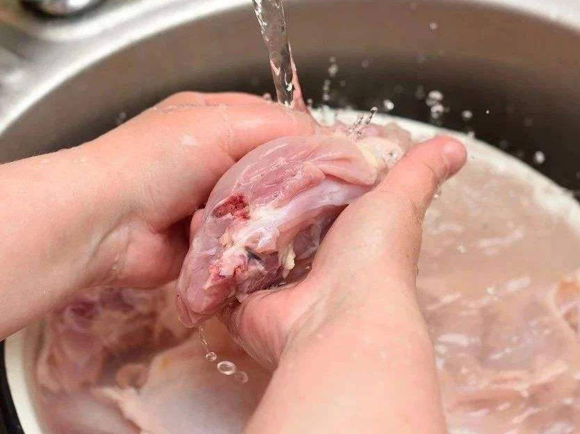请不要再用水龙头直接冲洗生肉了，很不安全的做法