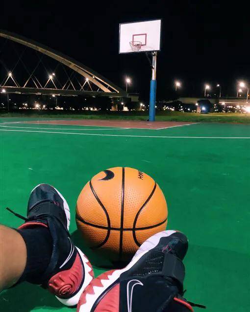 原创罗志祥神隐2个月「球场打篮球」被摄网惊呆:怎么变粗了