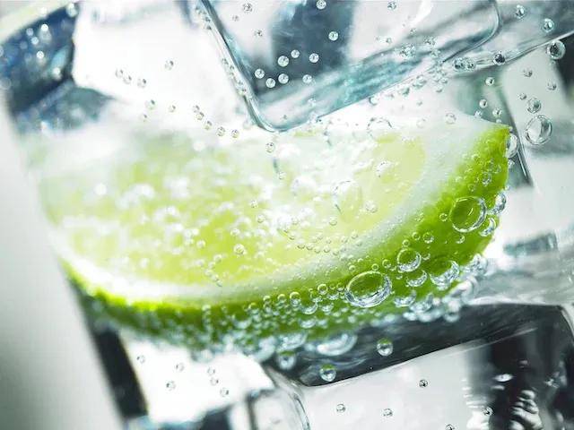痛风喝苏打水能降尿酸吗？医生：苏打水这样喝，有益人体健康