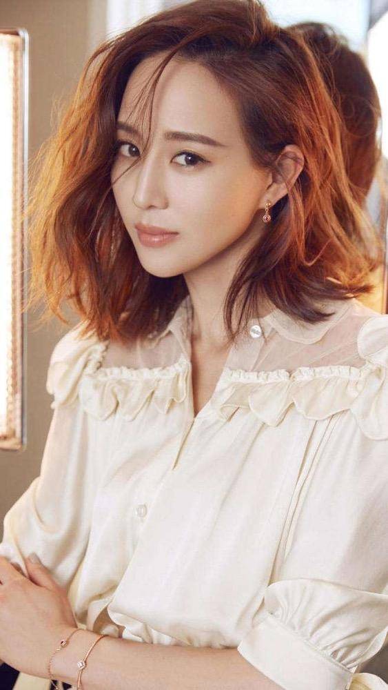 37岁的张钧甯：颜值学历双高的演技派艺人，自在