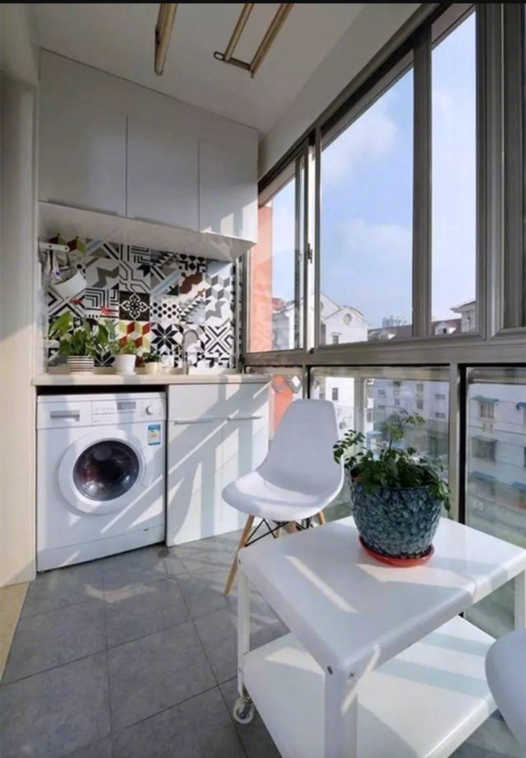 如果阳台与厨房相连,那么最好是在阳台的畸角位置,设置一个储物柜