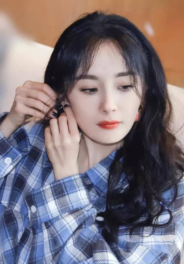 34岁离婚杨幂全脸自拍照曝光戴水蜜桃耳环很优雅造型少女感满满