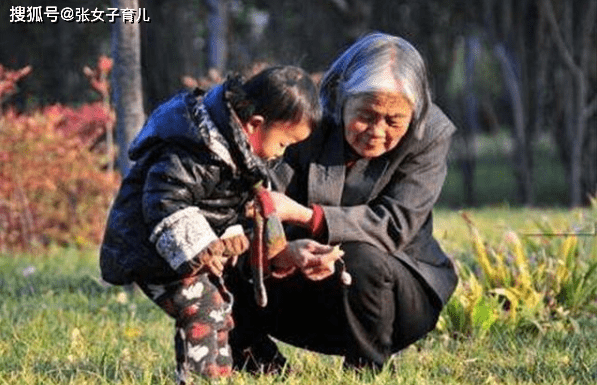 下巴|原来是这种零食惹的祸，很多父母都喜欢买2岁女孩下巴湿疹不断