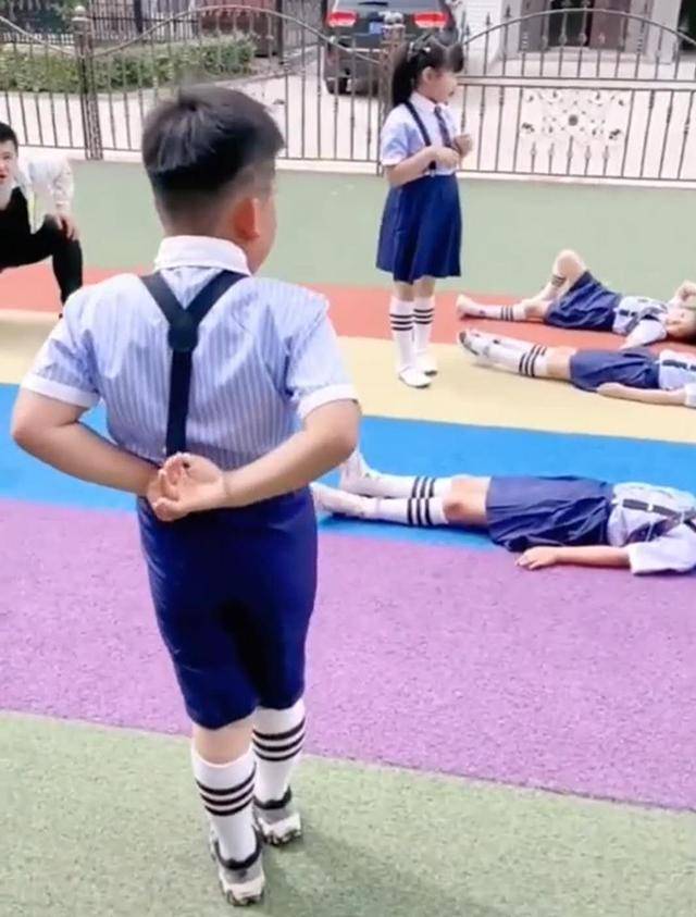 幼儿园拍毕业照要求穿校服，“巨型宝宝”为难了，妈妈无奈之举笑翻老师
