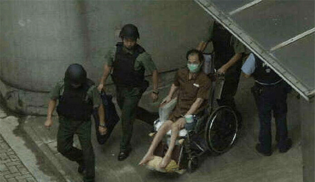 香港劫匪叶继欢,用ak47与警察互射,却被实习警察击中