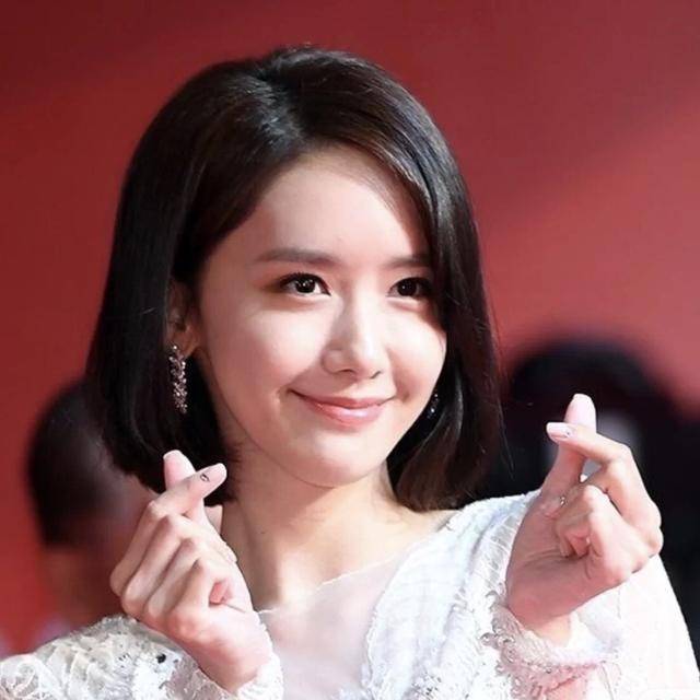 毕竟允儿现在开始走演员路线了,选择的美甲也会更加成熟优雅一些,而这