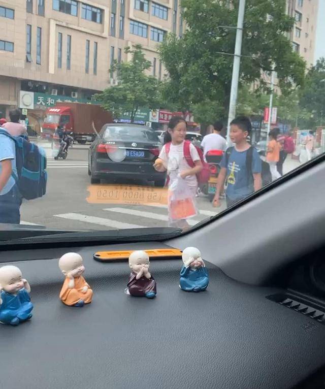 妈妈接儿子放学，竟被儿子装作不认识，网友笑称：别坏了儿子好事