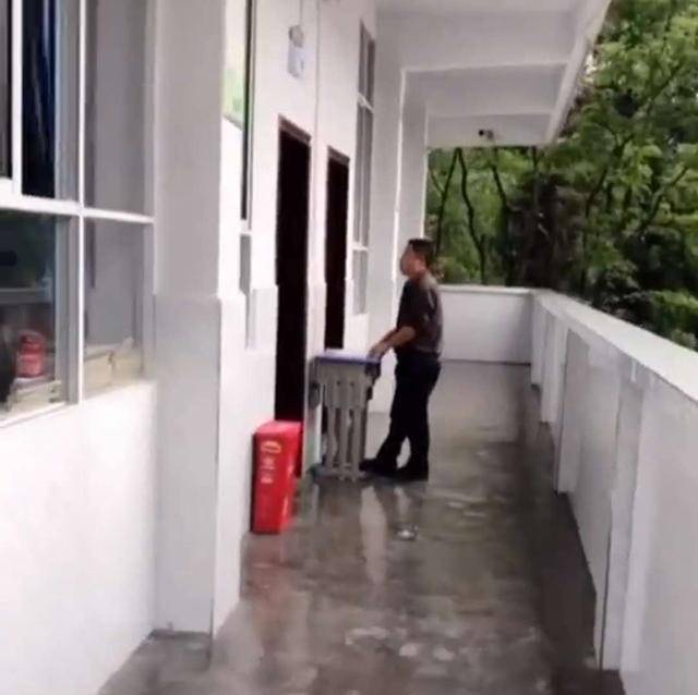 “最高效老师”火了，同时给两个教室学生上课，网友：这老师有点牛