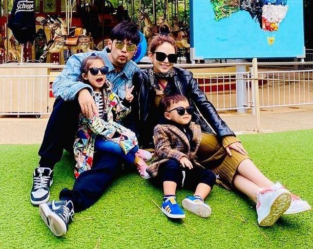 周杰伦带女儿游泳|周杰伦带女儿游泳，手臂上穿着浮水袖，做足了安全防护