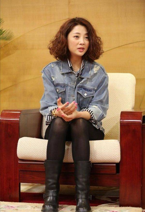 殷桃终于换发型,电羊毛卷发气质出众,穿牛仔外套配衬衫减龄10岁
