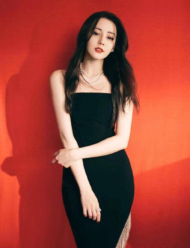 迪丽热巴身材太棒了,大开叉黑色礼服裙,穿出女人妩媚的样子
