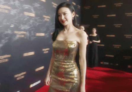 女明星为什么要拼命减肥?景甜走红毯未p图曝光,蝴蝶臀