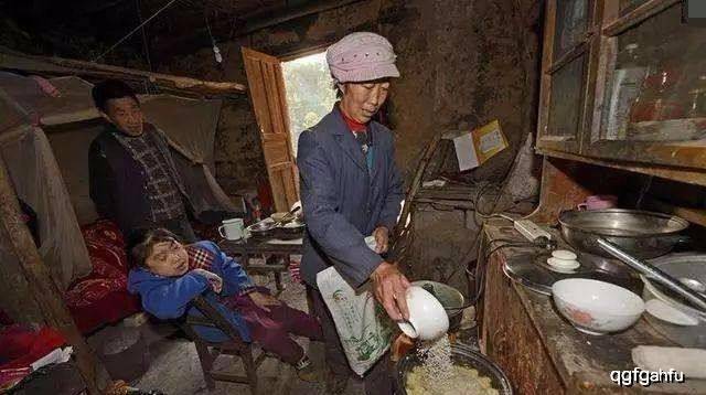 女生|看到她碗里后再也忍不住了15岁少女每天吃白米饭没有菜