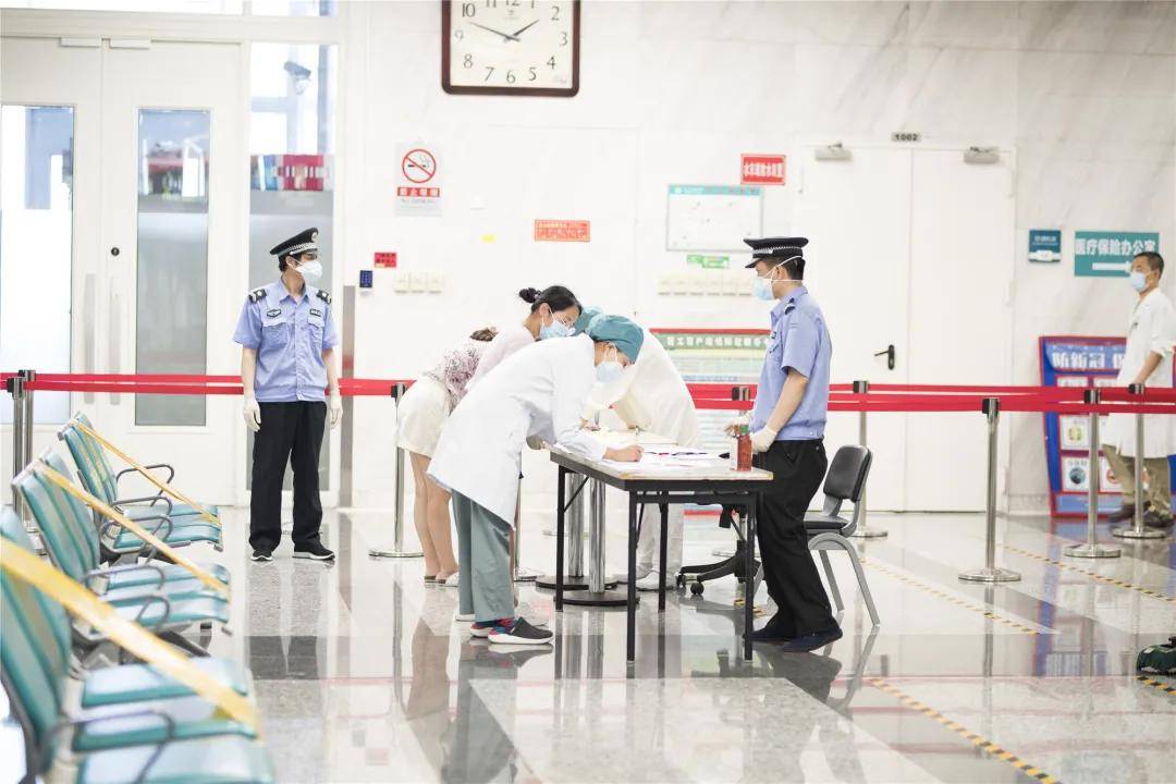 全面筛查，筑牢防线，北京友谊医院4000余名职工全部完成核酸检测