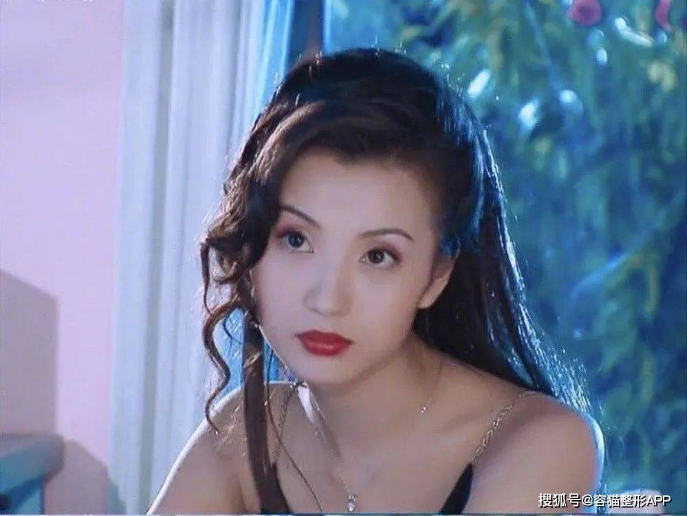陈好的五官距离向上显成熟,一双狐狸眼更是勾魂夺目,加上女性化十足的