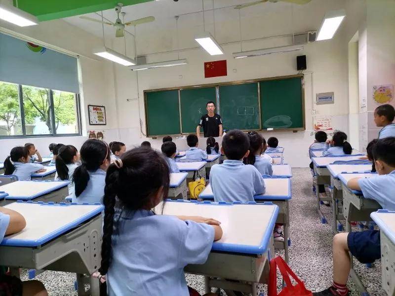 科化青训教练在学府小学上课