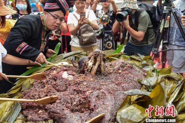 今年"最大的粽子,重达588斤,馅料包括一个牛头和一整只猪!