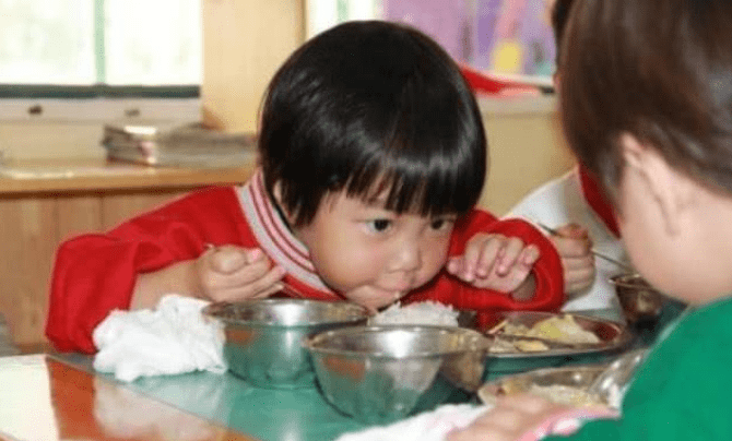 孩子|这些黑名单零食，尽可能让娃远离被食物“催熟”的孩子越来越多