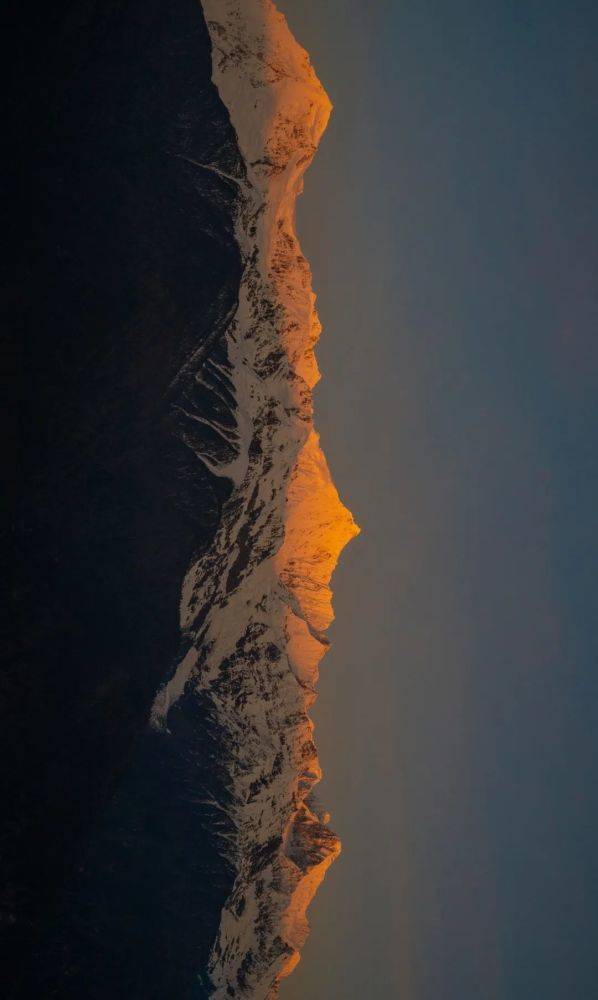 横断山脉的最高峰是贡嘎雪山(7756米),第二高峰是梅里雪山卡瓦格博峰