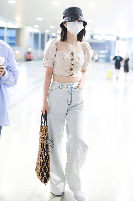 李沁真心美,白色方领露腰上衣配牛仔阔腿裤秀好身材,时尚又有型