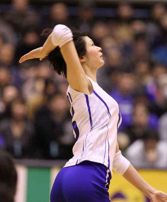 日本女排因身材太好走红,宽松球衣穿出紧身效果,退役