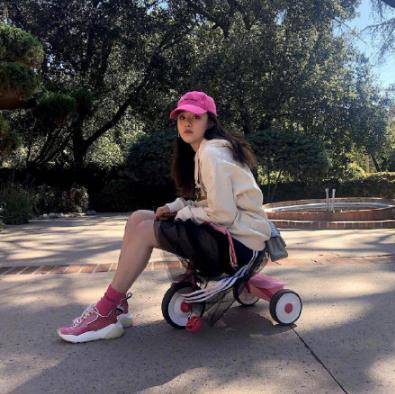 路人电梯偶遇宋祖儿，超近镜头下抓拍，一眼看