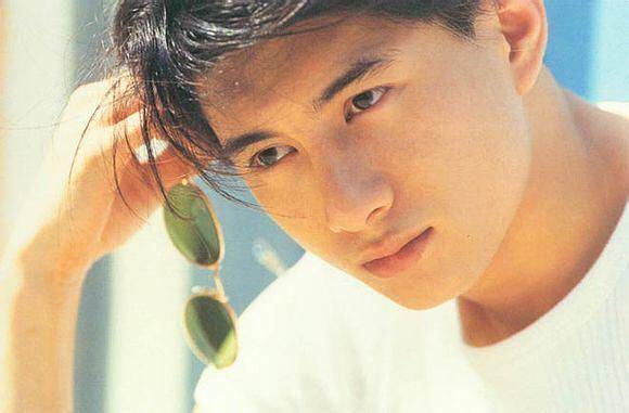 别看现在吴奇隆中年发福，巅峰时期的他，也是