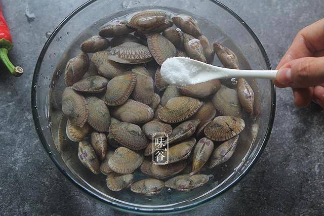自家炒花甲螺,味道鲜美不输大排档,刚一上桌就被吃光了!