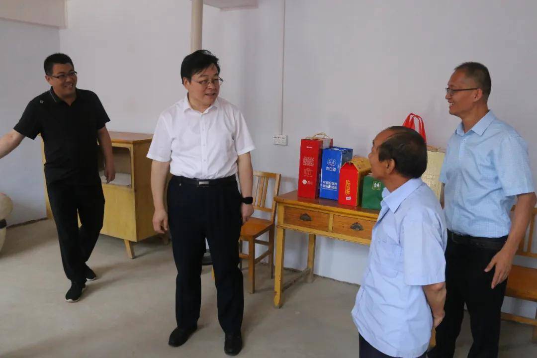 李明先后到贫困户黄民民,杨长勇,宁点红家中进行走访,与他们拉家常,问
