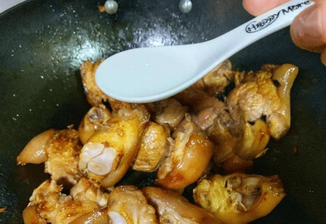 猪脚炖黄豆怎么炖好吃又简单 7174ce415e8a4f7d9e8197a9c2b4138a.png