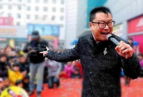 51岁尹相杰罕见出镜,身材发福状态超好,笑眯眯的样子